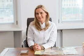 Dr. Sarah von Isenburg